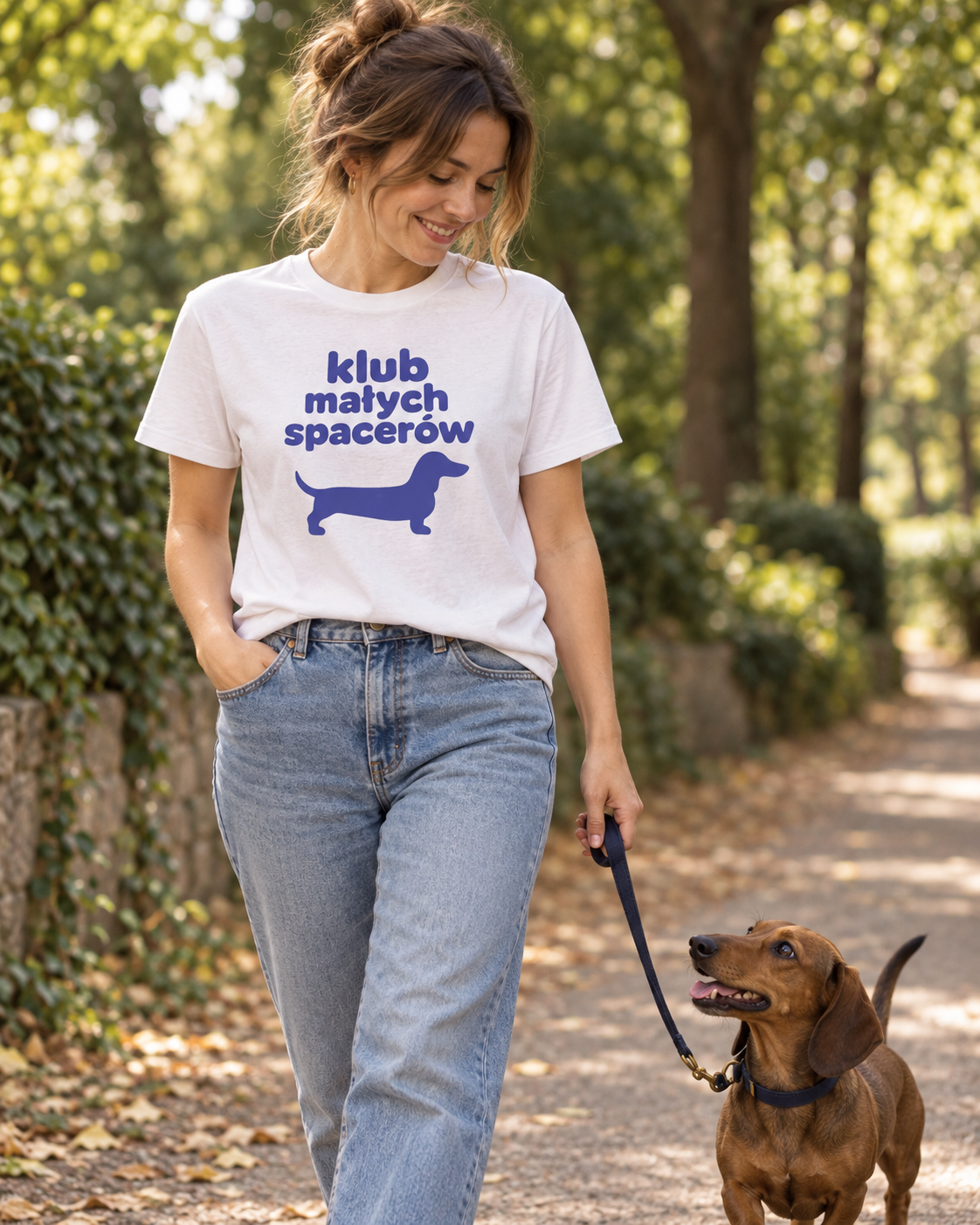 T-shirt „Klub małych spacerów” — wizualizacja AI